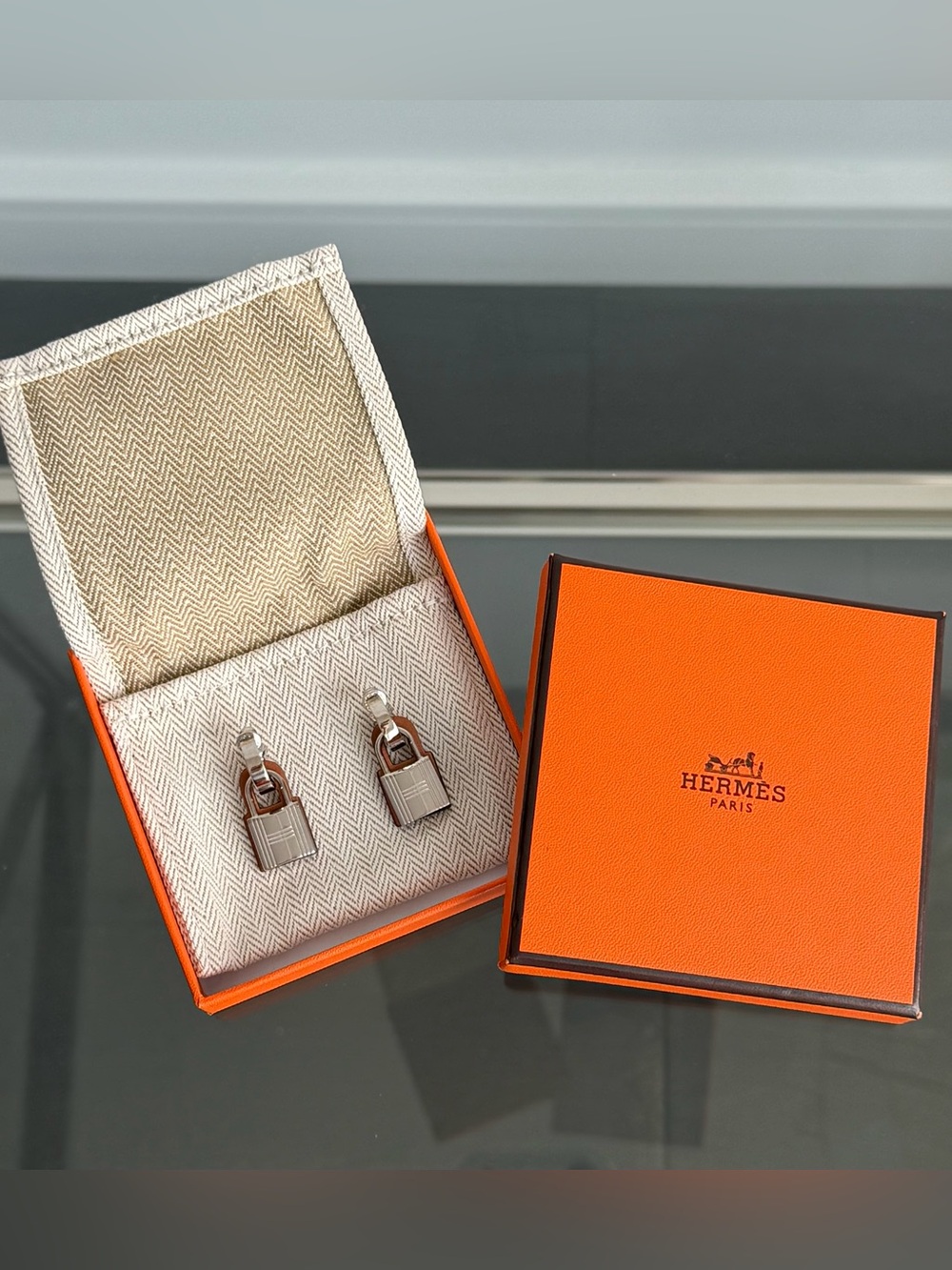 Hermès O’ Kelly earrings. Palladium and Gold Swift Leather 🍊 - Picture 8 of 9
